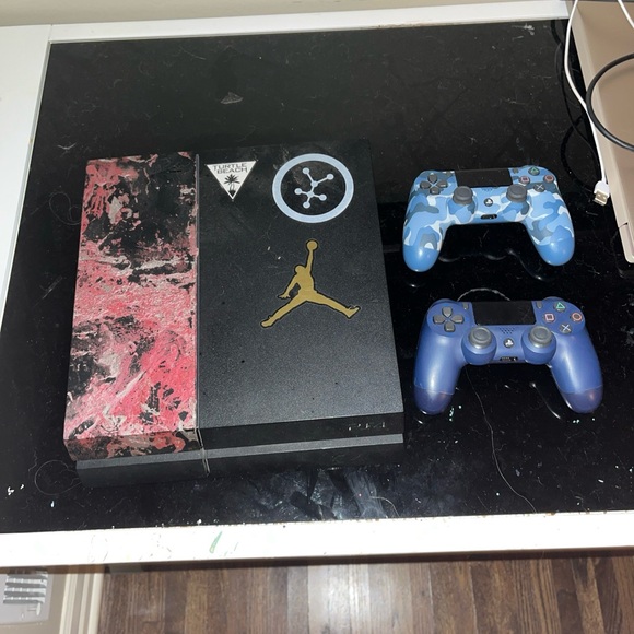 ps4 comes with 2 controllers